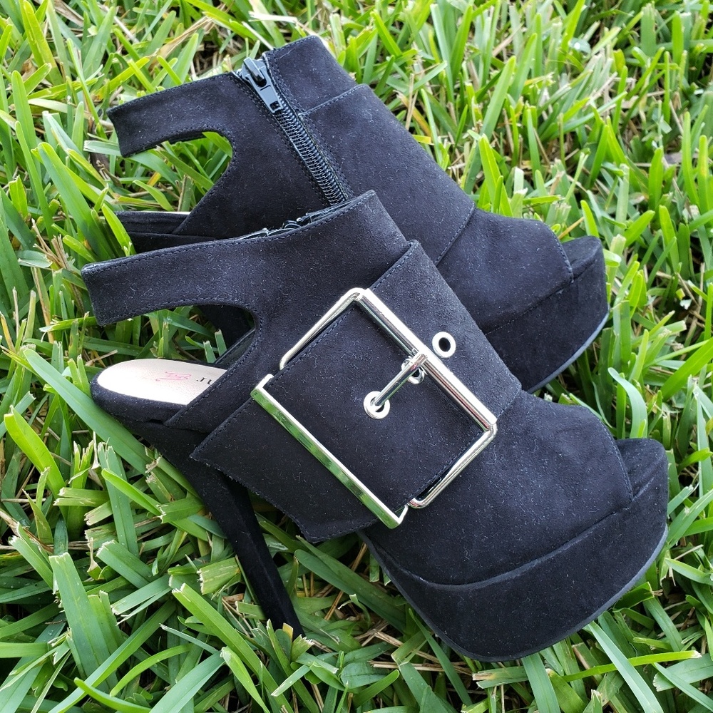 Heels - Size: 7.5